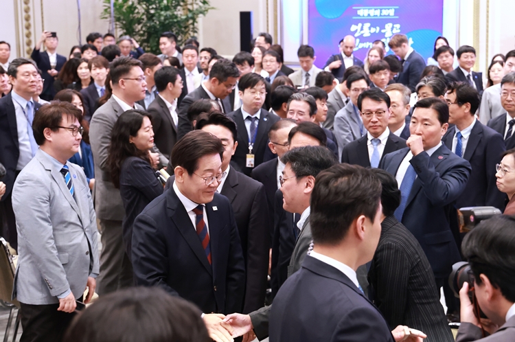 이재명 대통령이 3일 청와대 영빈관에서 열린 '대통령의 30일, 언론이 묻고 국민에게 답하다' 기자회견에서 출입기자들과 인사를 하고 있다. (대통령실통신사진기자단) / 뉴시스