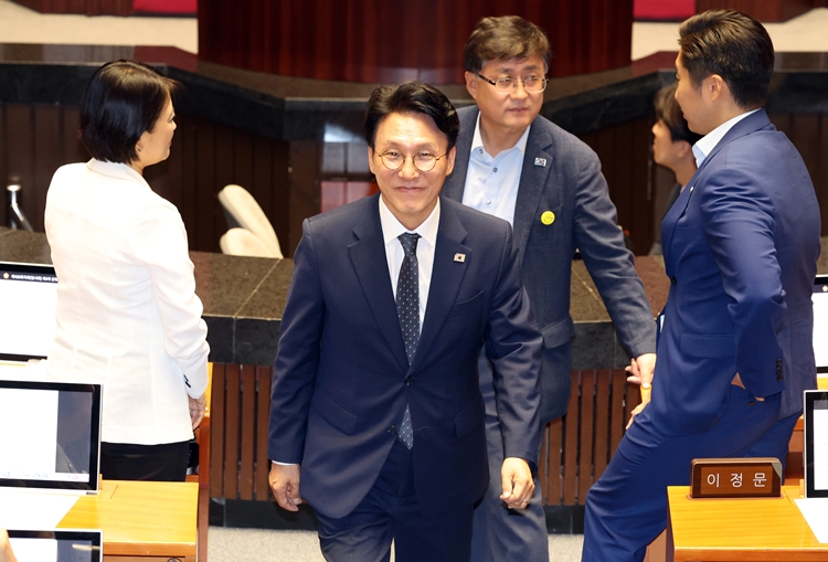3일 서울 여의도 국회에서 열린 제426회 국회(임시회) 제4차 본회의에서 김민석 국무총리 후보자가 자신의 총리 임명동의안 투표를 마친 뒤 자리로 향하고 있다. / 뉴시스