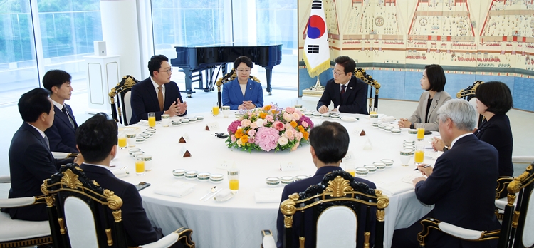 이재명 대통령이 3일 서울 한남동 관저에서 국회 비교섭단체 지도부와 오찬회동을 하고 있다. 왼쪽부터 시계방향으로 한창민 사회민주당 당대표, 천하람 개혁신당 당대표권한대행, 김선민 조국혁신당 당대표, 이 대통령, 김재연 진보당 상임대표, 용혜인 기본소득당 당대표, 서왕진 조국혁신당 원내대표, 우상호 정무수석, 강훈식 비서실장, 윤종오 진보당 원내대표. / 뉴시스