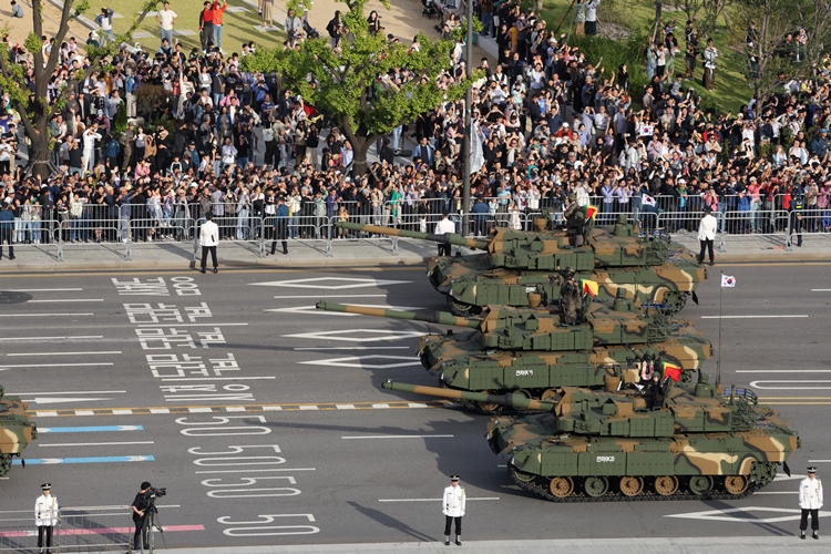 건군 76주년 국군의 날인 지난 2024년 10월 1일 오후 서울 종로구 세종대로에서 육군 K2 흑표 전차가 시가행진을 하고 있다. / 뉴시스