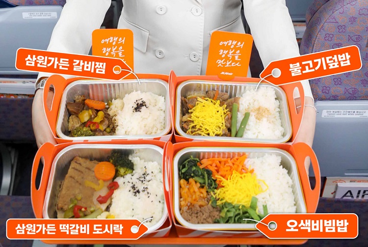 제주항공이 여름 휴가철 항공편을 이용하는 고객들에게 기내식 사전 예약을 제안했다. / 제주항공