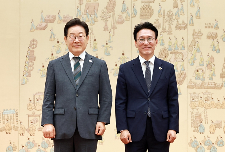 이재명 대통령이 4일 서울 용산 대통령실 청사에서 열린 임명장 수여식에서 김민석 신임 국무총리에게 임명장을 수여한 뒤 기념촬영 하고 있다. / 뉴시스