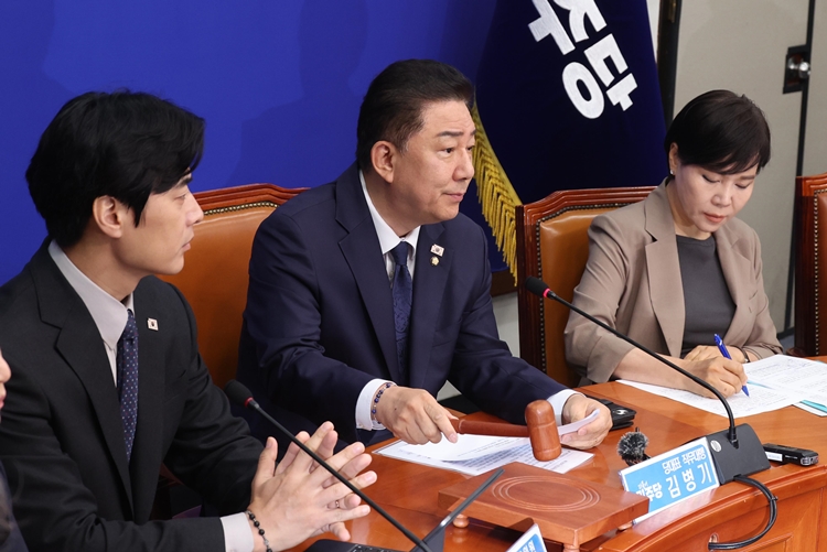 김병기 더불어민주당 당대표 직무대행 겸 원내대표가 4일 오전 국회에서 열린 최고위원회의에서 의사봉을 두드리고 있다. / 뉴시스