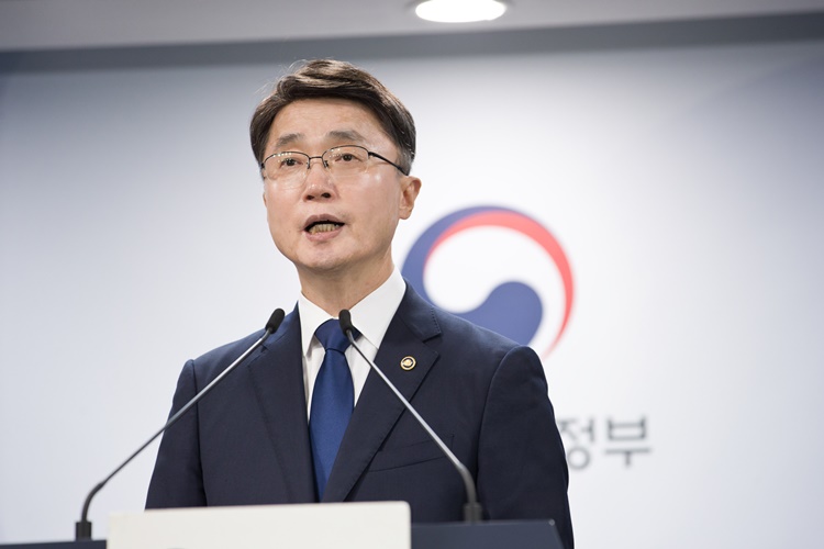 4일 과학기술정보통신부가 법률자문을 한 4개 기관 모두 해킹 사태에 SKT의 귀책사유가 있다고 결론내 위약금 면제 판단을 했다고 밝혔다. 사진은 류제명 과기정통부 2차관이 4일 서울 종로구 정부서울청사에서 브리핑하고 있는 모습. / 과학기술정보통신부