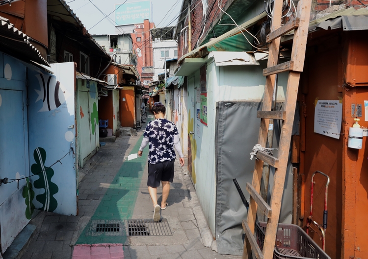 국민의 생존권을 실현하는 복지제도인 기초생활보장제도가 올해로 25주년을 맞은 가운데, 가난의 문제를 개인의 책임이 아닌 사회의 책임으로 바라보고 빈곤층의 든든한 안전망이 되겠다는 기초생활보장제도의 취지가 실현되지 못하고 있다는 평이 이어지고 있다. 사진은 무더위를 보내는 서울 영등포구 쪽방촌 골목의 모습. / 뉴시스