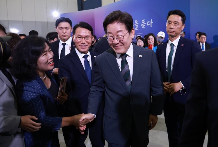 이재명 대통령이 4일 대전컨벤션센터에서 열린 '충청에서 듣다, 충청 타운홀 미팅'을 마치고 이동하며 참석자와 악수하고 있다. (대통령실통신사진기자단) / 뉴시스