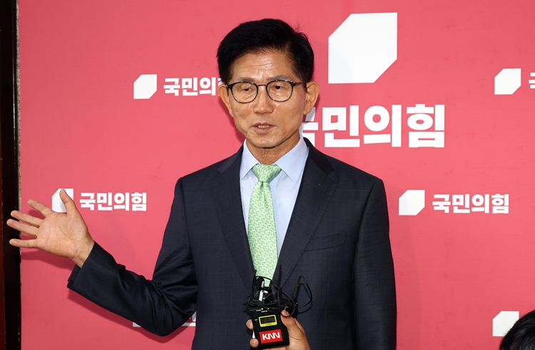 김문수 전 국민의힘 대선후보가 4일 오전 서울 여의도 국회에서 송언석 비상대책위원장 겸 원내대표를 면담하고 취재진의 질문에 답변하고 있다.  /뉴시스