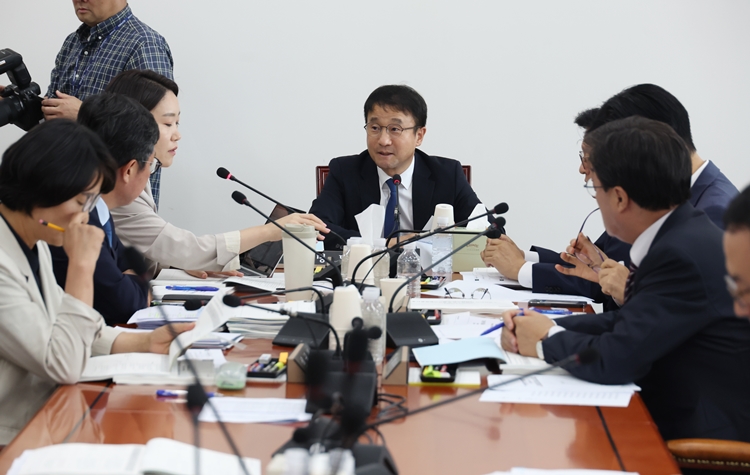 2일 서울 여의도 국회에서 열린 예산결산특별위원회의 추경예산안 등 조정소위원회에서 한병도 소위원장(예결위원장)이 회의를 주재하고 있다. / 뉴시스