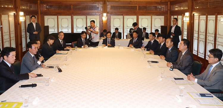 김민석 국무총리가 지난 6일 오후 서울 종로구 삼청동 국무총리 공관에서 열린 제1차 고위당정협의회에서 발언하고 있다. (공동취재) / 뉴시스