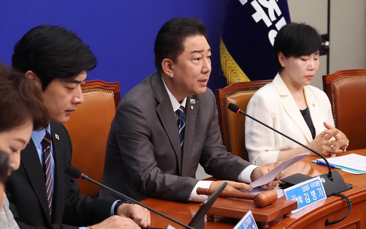 김병기 더불어민주당 당대표 직무대행 겸 원내대표가 7일 오전 국회에서 열린 최고위원회의에서 발언하고 있다. / 뉴시스