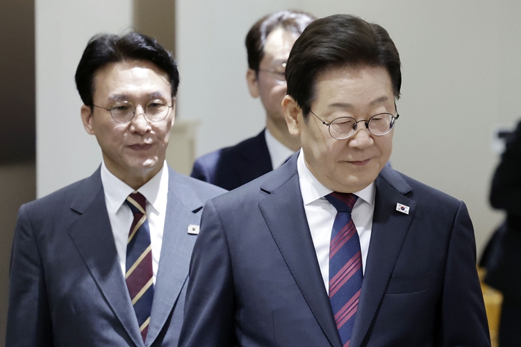 이재명 대통령과 김민석 국무총리가 지난 5일 서울 용산 대통령실 청사에서 열린 국무회의에 입장하고 있다. / 뉴시스