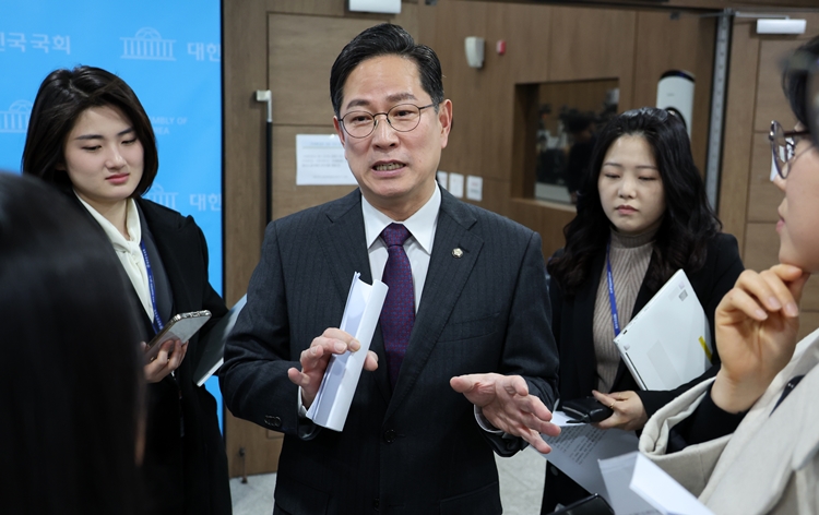 부산 남구를 지역구로 둔 박수영 국민의힘 의원이 “우리 부산 시민은 25만원 필요 없다”는 글을 올려 논란이 일고 있다. 사진은 박 의원이 지난 3월 20일 국회 소통관에서 기자회견을 마친 뒤 취재진 질문에 답하고 있는 모습. / 뉴시스