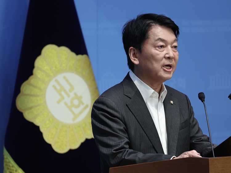 안철수 국민의힘 의원이 7일 오전 서울 여의도 국회 소통관에서 기자회견을 열고 당 혁신위원장을 내려놓고 당대표에 도전하겠다고 밝히고 있다. /뉴시스