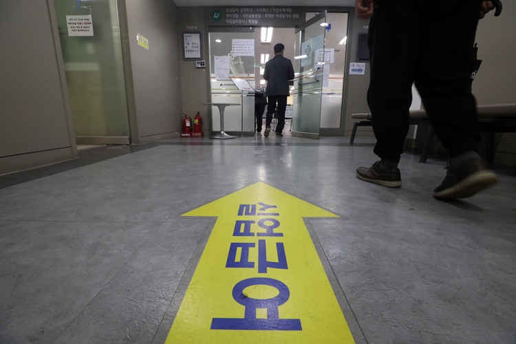 구직급여액이 일시적 소득변동에 좌우되지 않도록 산정기간이 '이직 전 3개월 평균임금'에서 '이직 전 1년 보수'로 변경된다. / 뉴시스