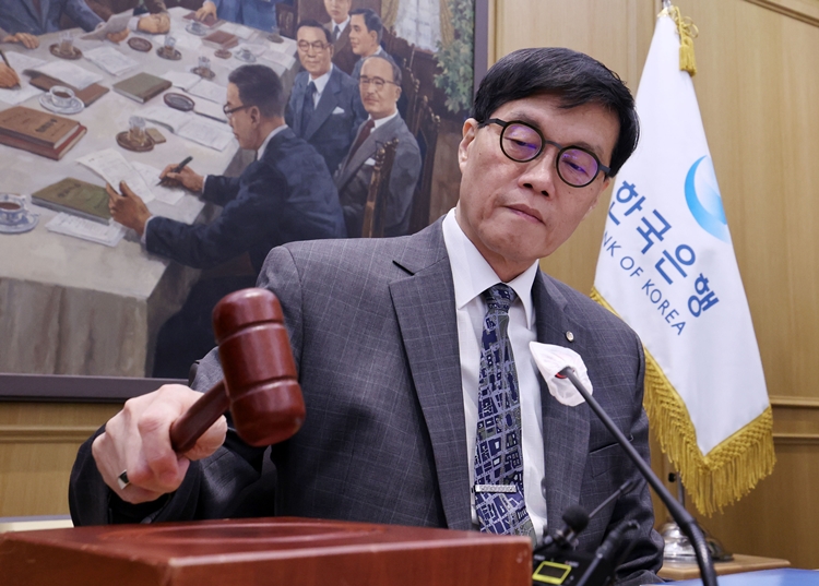 한국은행 금융통화위원회는 오는 10일 하반기 첫 통화정책방향 회의를 열고 기준금리를 결정한다. 사진은 이창용 한국은행 총재가 통화정책방향회의에서 의사봉을 두드리고 있는 모습. / 뉴시스