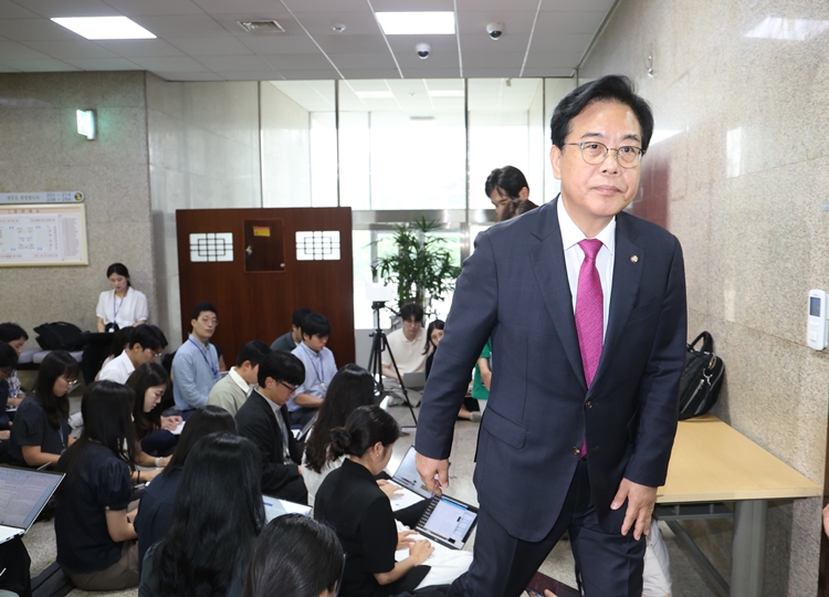 송언석 국민의힘 비상대책위원장이 7일 서울 여의도 국회에서 안철수 의원 관련 취재진 질문에 답한 뒤 비공개로 열린 간사단 회의에 참석하고 있다. 이날 당 혁신위원장을 수행하기로 했던 안철수 의원은 위원장 사퇴 및 전당대회 출마 의사를 밝혔다. /뉴시스