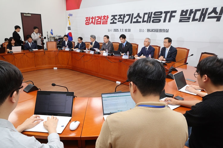 김병기 더불어민주당 대표 직무대행 겸 원내대표가 7일 오전 국회에서 열린 검찰 조작기소대응 TF 발대식에서 발언하고 있다. / 뉴시스