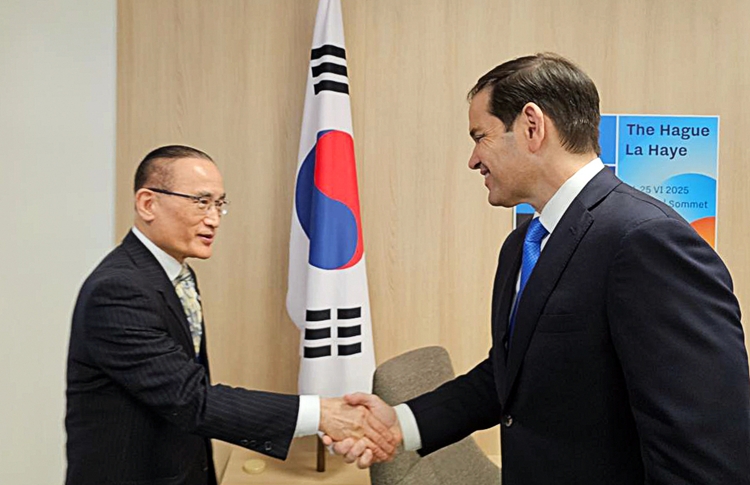 위성락 대통령실 국가안보실장이 지난 6월 25일(현지시간) 네덜란드 헤이그에서 앨리슨 마르코 루비오 미국 국무장관 겸 국가안보보좌관과 NATO 정상회의 계기 면담하고 있다. / 대통령실 제공