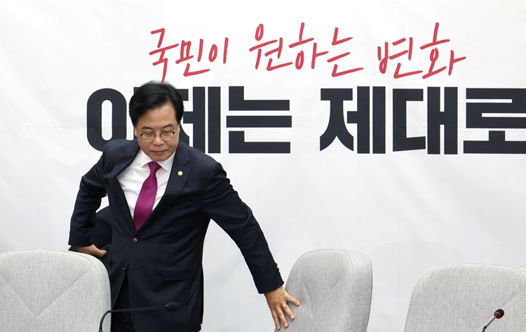 송언석 국민의힘 비상대책위원장 겸 원내대표가 8일 서울 여의도 국회에서 열린 원내대책회의에 참석하고 있다.  /뉴시스