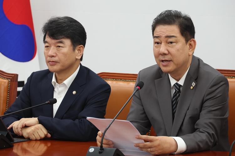 김병기 더불어민주당 당대표 직무대행 겸 원내대표가 8일 오전 국회에서 열린 원내대책회의에서 발언을 하고 있다.왼쪽은 문진석 원내운영수석부대표. / 뉴시스