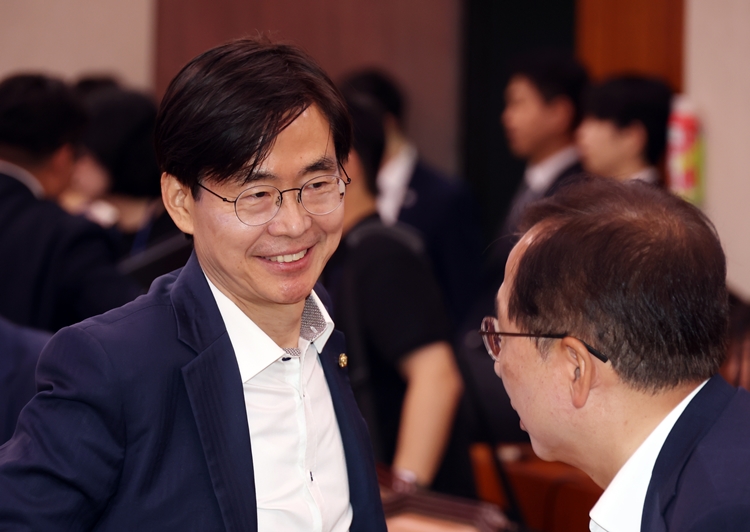 조경태 국민의힘 의원이 8일 서울 여의도 국회에서 열린 농림축산식품해양수산위원회 전체회의에서 의원들과 인사를 나누고 있다.  /뉴시스