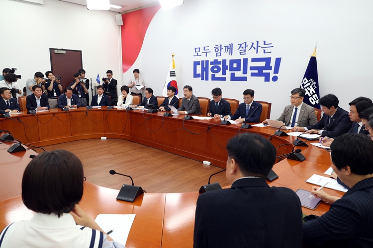 여당인 더불어민주당이 지난 윤석열 정부에서 재의요구권(거부권) 행사로 폐기됐던 민생 개혁과 관련된 법안들을 ‘7월 임시 국회’에서 추진하겠다고 밝혔다. 사진은 김병기 당 대표 직무대행 겸 원내대표가 8일 국회에서 열린 원내대책회의에서 발언을 하고 있는 모습. / 뉴시스