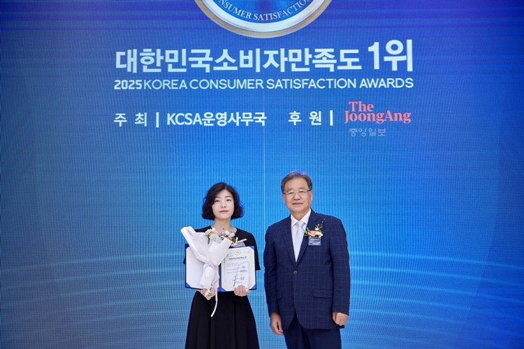 프리드라이프가 '2025 대한민국소비자만족도 1위' 상조 서비스 부문 대상을 수상했다. 사진 왼쪽부터 프리드라이프 노아란 이사, 서울대학교 학교컨설팅 연구회 이선재 이사. / 프리드라이프