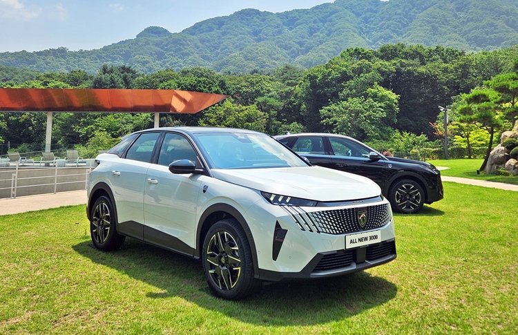 푸조 올 뉴 3008 HEV 주행 느낌은 고속에서 정숙하면서도 안정감이 뛰어나다. / 가평=제갈민 기자