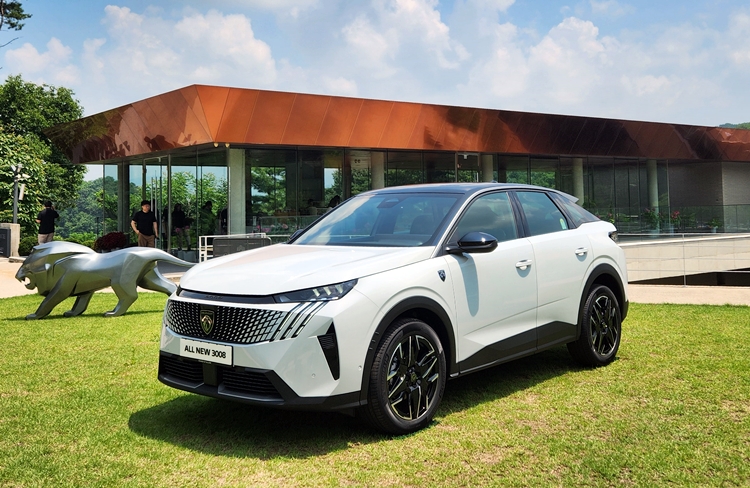 완전히 달라진 푸조 준중형 SUV 올 뉴 3008 HEV가 가성비 수입차 시장에 돌풍을 일으킬 수 있을지 관심이 쏠린다. / 가평=제갈민 기자