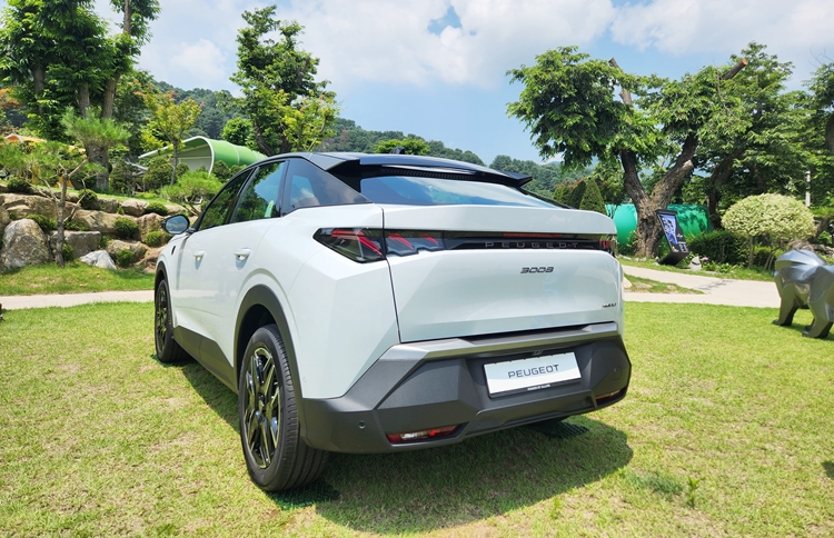 푸조 올 뉴 3008 HEV 후면. 독특하면서도 깔끔한 분위기가 느껴진다. / 가평=제갈민 기자