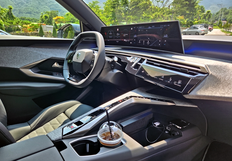 푸조 올 뉴 3008 HEV 실내. / 가평=제갈민 기자