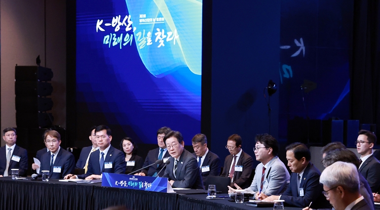 이재명 대통령이 8일 서울 용산구 그랜드 하얏트 서울에서 열린 제1회 방위산업의 날 토론회에서 발언하고 있다. (대통령실통신사진기자단) / 뉴시스