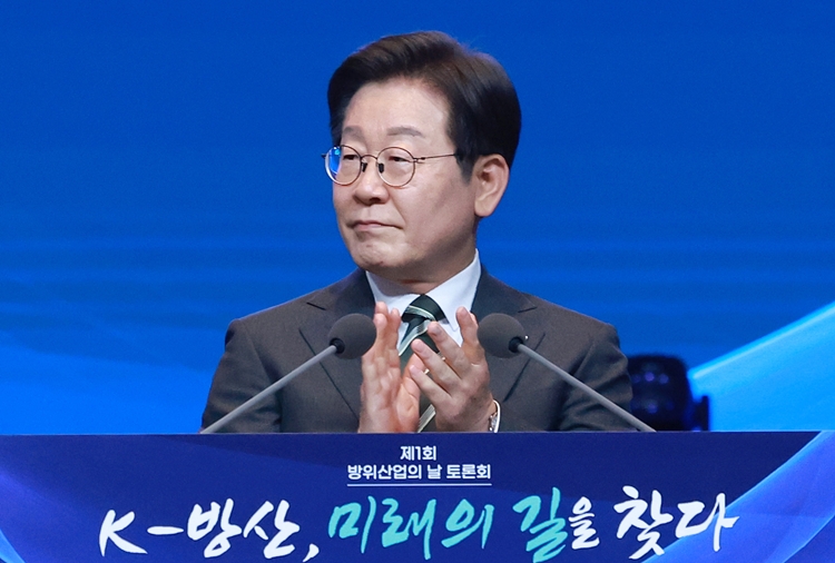 이재명 대통령이 8일 서울 용산구 그랜드 하얏트 서울에서 열린 제1회 방위산업의 날 토론회에서 박수를 치고 있다. (대통령실통신사진기자단) / 뉴시스
