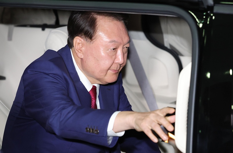 사진은 윤석열 전 대통령이 지난 5일 오후 서울 서초구 서울고등검찰청에 마련된 내란특검 사무실에서 2차 대면 조사를 마친 뒤 귀가하고 있는 모습이다. / 뉴시스