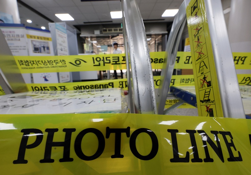 윤석열 전 대통령의 구속 여부를 결정할 구속 전 피의자 심문(영장실질심사)을 하루 앞둔 8일 오후 서울 서초구 서울중앙지방법원에 언론사 포토라인이 설치돼 있는 모습이다. / 뉴시스