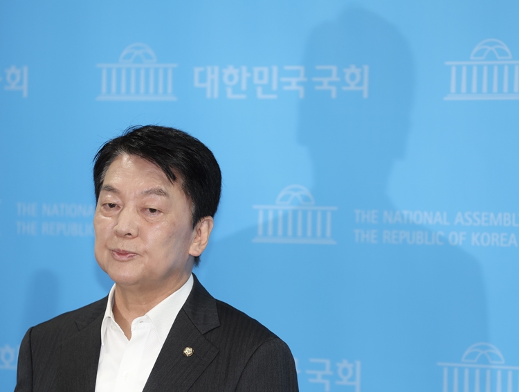 안철수 국민의힘 의원이 지난 7일 오전 서울 여의도 국회 소통관 기자회견장에서 당대표 출마 선언 기자회견을 하고 있다. /뉴시스