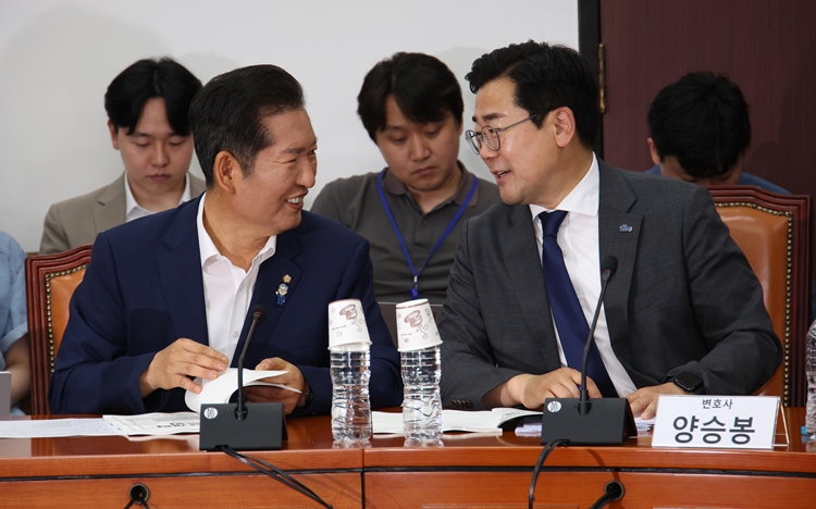 여당인 더불어민주당 당 대표 선거에 출마한 정청래·박찬대 의원이 최근 당원 ‘표심잡기’에 주력하는 모습이다. 사진은 정 의원(왼쪽)과 박 의원이 지난 2일 국회에서 열린 검찰개혁 토론회에서 대화 하고 있는 모습. / 뉴시스