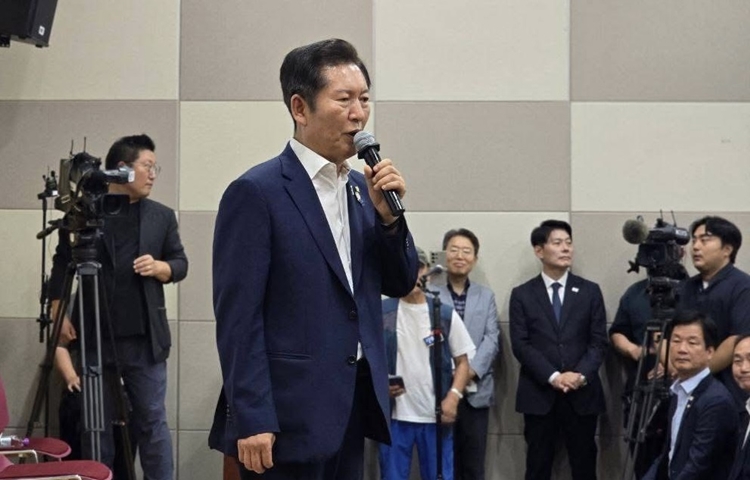 더불어민주당 당대표 선거에 출마하는 정청래 의원이 지난 6일 전남 광주 김대중컨벤션 센터에서 열린 '국민이 지키는 나라' 북콘서트에서 인사말을 하고 있다. / 뉴시스