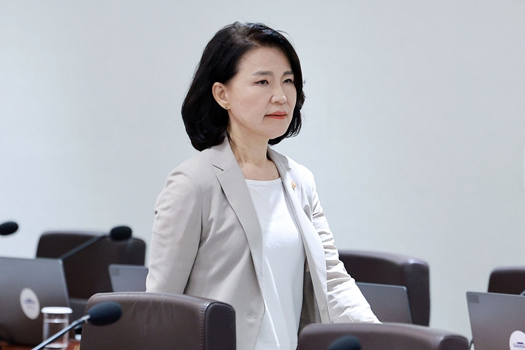 이진숙 방송통신위원장이 8일 서울 용산 대통령실 청사에서 열린 국무회의에 참석하고 있다. / 뉴시스