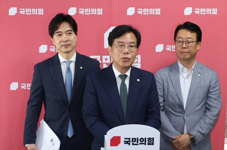 송언석 국민의힘 비상대책위원장 겸 원내대표가 9일 오전 서울 여의도 국회에서 혁신위원장 발표를 하고 있다. 신임 혁신위원장에는 윤희숙 여의도연구원장을 임명했다.  /뉴시스