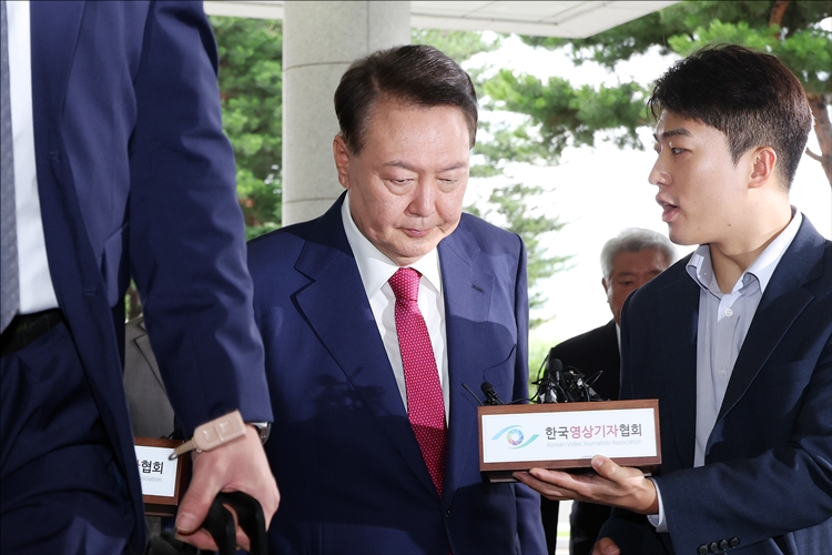 윤석열 전 대통령이 지난 5일 오전 서초구 서울고등검찰청에 마련된 내란특검에서 2차 대면조사를 받기 위해 출석하며 취재진의 질문에는 입을 닫고 있다. (공동취재) / 뉴시스