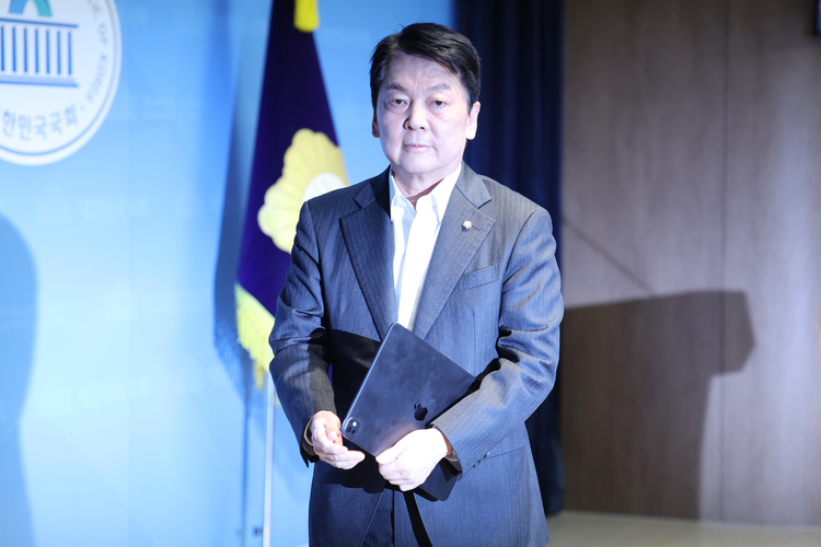 안철수 국민의힘 의원이 지난 7일 오전 서울 여의도 국회 소통관 기자회견장에서 당대표 출마 선언 기자회견을 마치고 이동하고 있다. /뉴시스