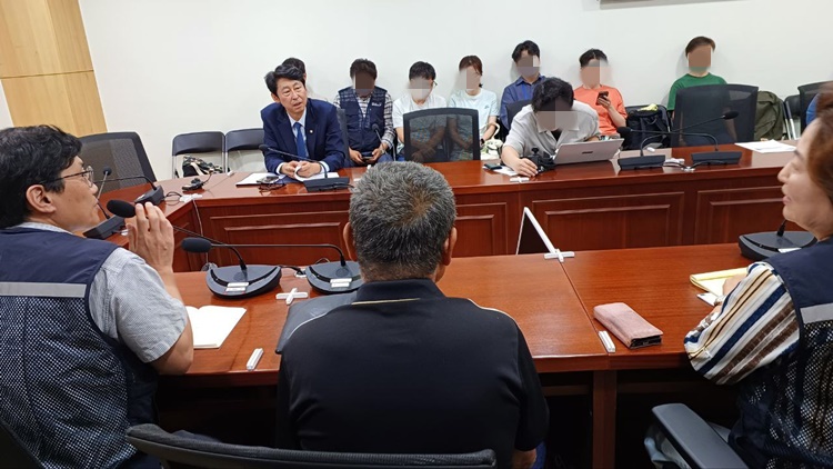 9일 이훈기 더불어민주당 의원은 국회의원회관에서 열린 KT 구조조정 간담회에서 김영섭 KT 대표에 대한 국정감사 증인 출석 요구 계획에 대한 질문에 “검토하고 필요하면 증인 출석 요구를 당연히 해야 한다”고 답했다. 사진은 이훈기 의원이 KT새노조 측과 사망한 KT 직원 A씨의 유가족 대표(가운데)와 대화를 나누는 모습. / 국회=조윤찬 기자