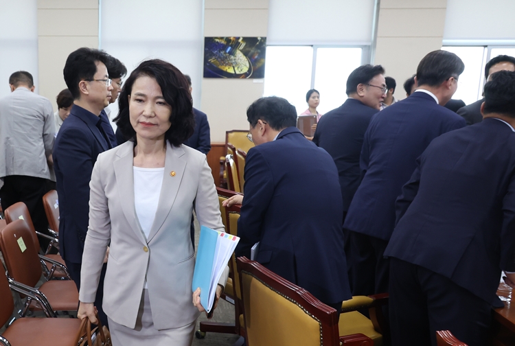 이진숙 방송통신위원장이 지난 7일 서울 여의도 국회에서 열린 과학기술정보방송통신위원회 전체회의에서 산회 후 회의장을 나서고 있다. / 뉴시스