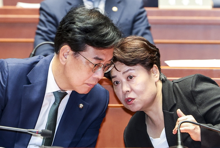 송언석 국민의힘 비상대책위원장 겸 원내대표와 윤희숙 혁신위원장이 9일 서울 여의도 국회에서 열린 긴급의원총회에서 대화를 나누고 있다. /뉴시스