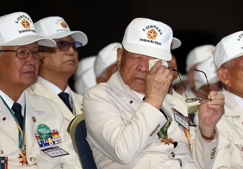  지난달 25일 대전 유성구 대전컨벤션센터에서 열린 6·25전쟁 제75주년 행사에서 한 참전 유공자가 눈물을 흘리고 있다. / 뉴시스