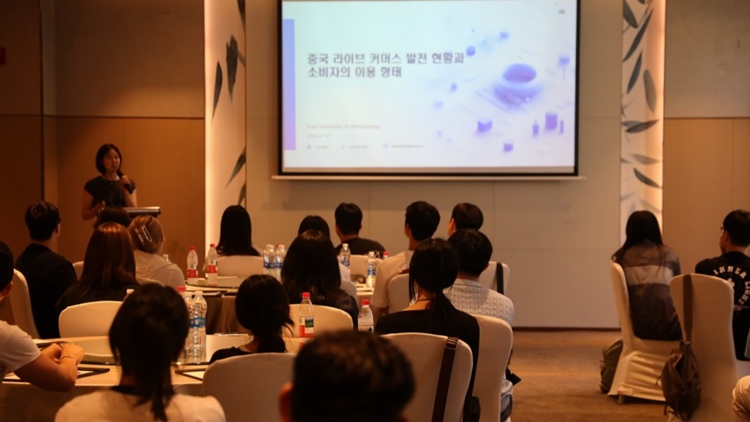 롯데홈쇼핑은 방송, 유통업계 취업을 희망하는 청년들을 대상으로 중국, 일본 등 글로벌 현장 탐방과 실습 기회를 제공하는 해외연수 프로그램을 진행했다. / 롯데홈쇼핑