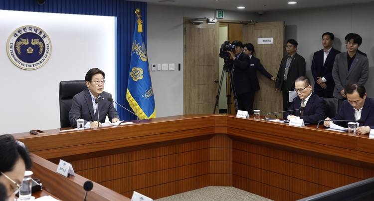 이재명 대통령이 10일 서울 용산 대통령실 청사에서 열린 제3차 수석보좌관 회의에서 발언하고 있다. / 뉴시스