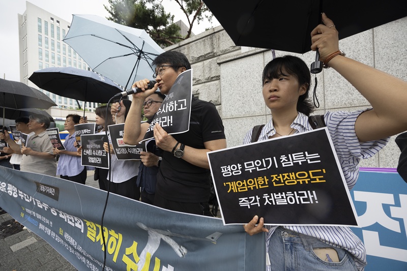 자유통일평화연대 회원들이 지난 1일 서울 서초구 서울고등검찰청 앞에서 열린 '특검, 평양 무인기 침투 등 외환죄 수사 촉구’ 공동 기자회견에서 외환죄 수사를 요구하는 손 피켓을 들고 서 있는 모습이다. / 뉴시스
