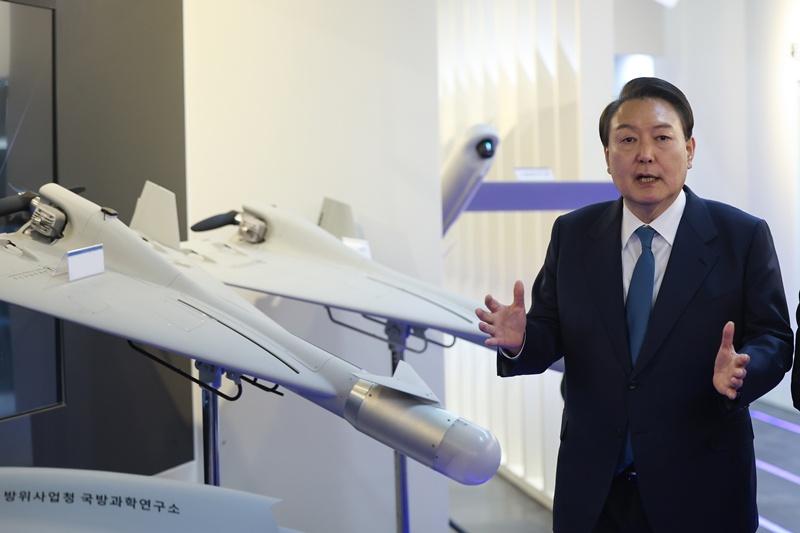 윤석열 전 대통령이 2022년 12월 29일 대전 유성구 국방과학연구소를 방문해 무인기 개발 현황 전반을 점검하고 있는 모습이다. 이날 윤 전 대통령은 국방과학연구소 방문 며칠 전 있었던 북한 무인기 영공 침범과 관련해 "혹독한 대가가 따른다는 사실을 깨닫게 해야 한다"며 군의 강경 대응을 요구했다. 민주당 박선원 의원에 따르면 이날은 윤 전 대통령이 북한에 대한 복수로 성우엔지니어링을 찍어서 이 무인기를 북한으로 보내라고 지시한 날이라고 2025년 7월 9일 기자회견에서 밝혔다. / 뉴시스